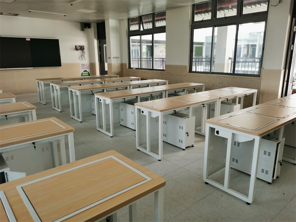 深圳龍崗區(qū)麓城外國(guó)語(yǔ)小學(xué)翻轉(zhuǎn)桌多媒體教室